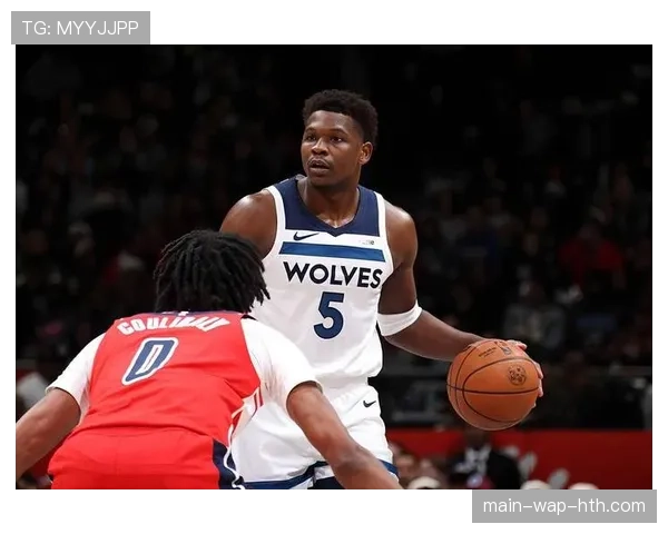 特写:森林狼队爱德华兹在暂停间隙,于战术板上向教练画出跑位路线